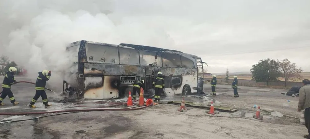 40 Yolcu ve 3 Personel Taşıyan Otobüs Yandı