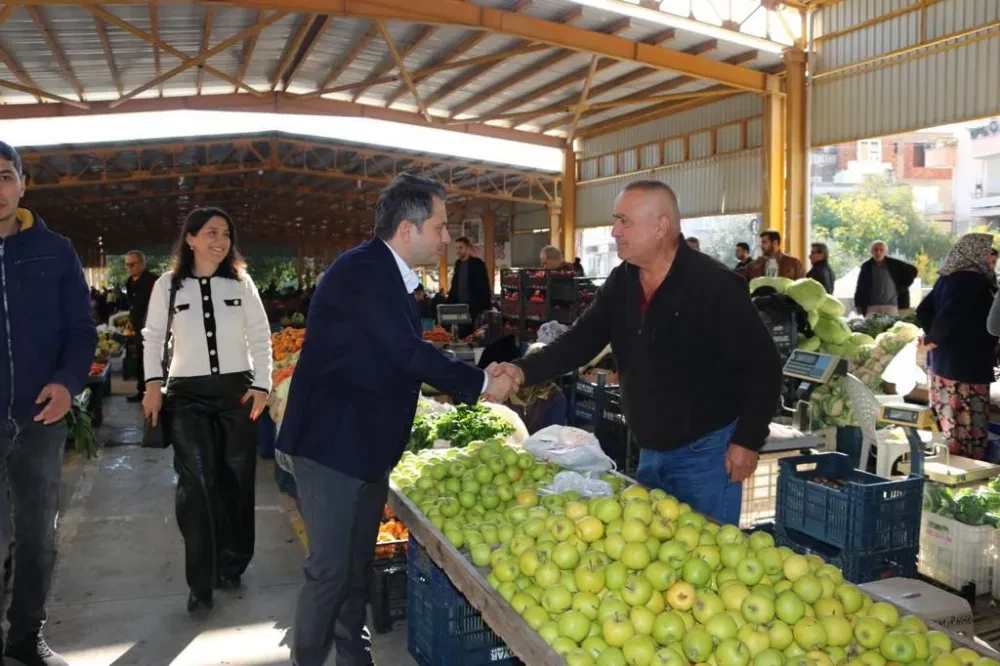 CHP  Belediye  Başkan A. Adayı Ayhan, Pazar  Esnafını Eşi ile   Ziyaret  Etti