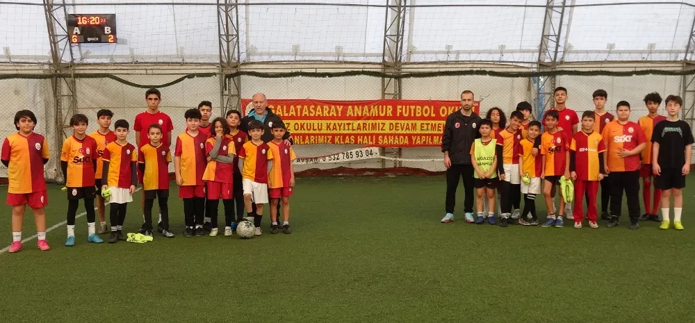 Gençler Galatasaray Futbol Okulunda Geleceğe Hazırlanıyor