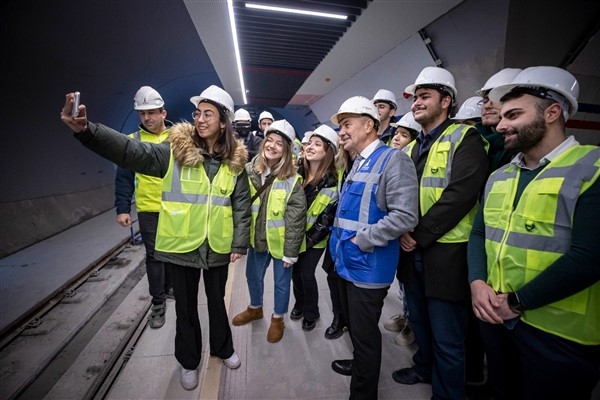 Başkan Soyer, İzmir’in yeni metrosunda üniversite öğrencileriyle buluştu