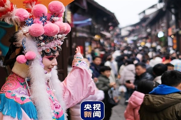 Çinliler Tavşan Yılı’na alışveriş ve eğlence rekoru kırarak girdi