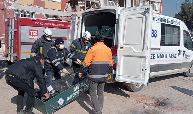Antalya Büyükşehir Belediyesi Hatay'da cenazeleri defnediyor