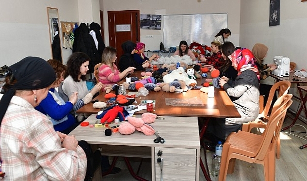 Mustafakemalpaşa Belediyesi'nden Depremzede Çocuklara El Emeği Göz Nuru Hediyeler