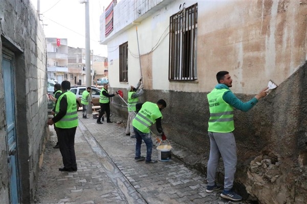 Haliliye Belediyesi, hasar alan evlerde boyama çalışmalarına başladı