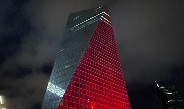 Kristal Kule'den Otizm Farkındalığı'na Kırmızı Işık