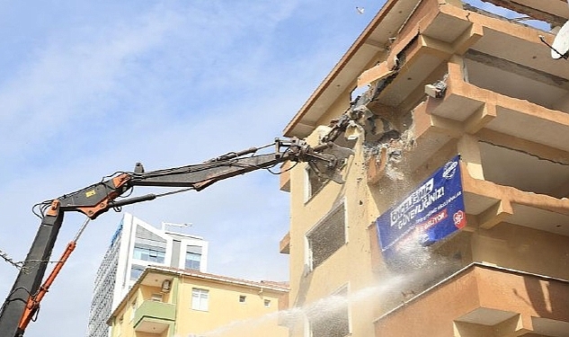 İBB, 'Yüzde 0 Deprem Güvenliği' Olan Kartal'daki Akın Apartmanı'nı Yıktı