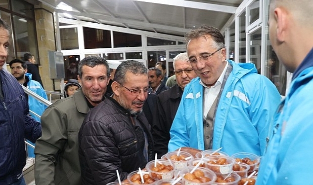 Nevşehir Belediye Başkanı Dr. Mehmet Savran, Hacı Mehmet Avlanmaz Camii'nde teravih namazı sonrası vatandaşlara lokma dağıttı