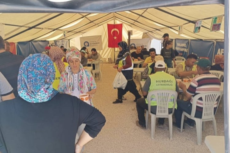 Antalya Büyükşehir’in deprem bölgesine yardımları sürüyor