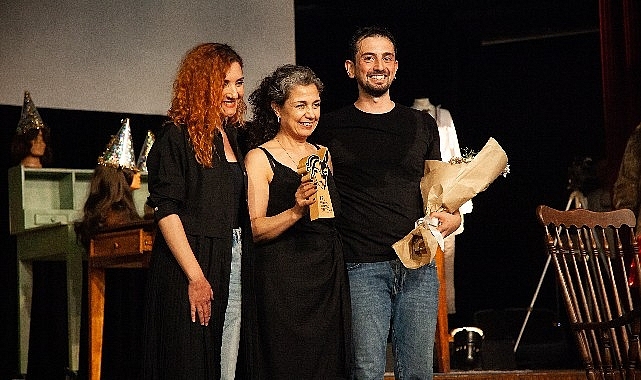Nilüfer Kent Tiyatrosu Kıbrıs'ta alkışları topladı