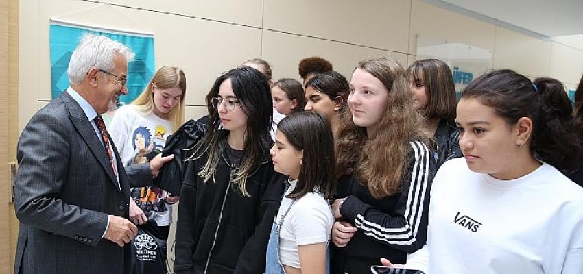 Başkan Erdem kız çocuklarıyla buluştu