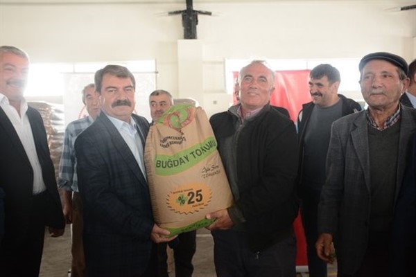 Dinar’da çiftçilere 78 ton buğday tohumu dağıtıldı