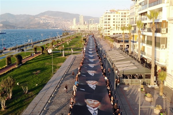 İzmir, Ata’ya saygı için yürüdü