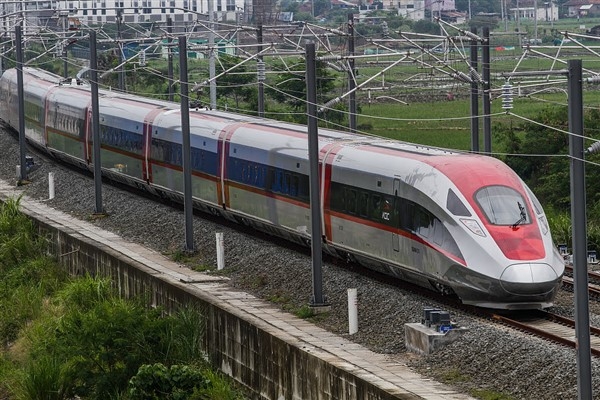 Jakarta-Bandung hızlı demiryolu elektrikli testlere hazır