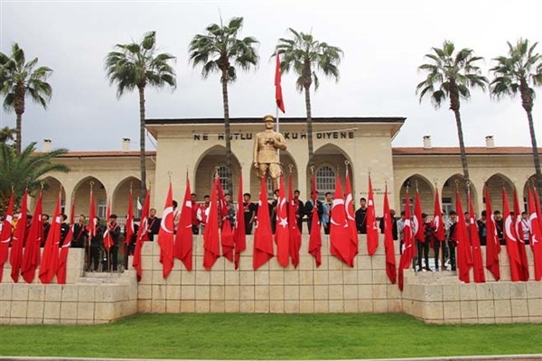 Mersin’de 24 Kasım Öğretmenler Günü kutlandı