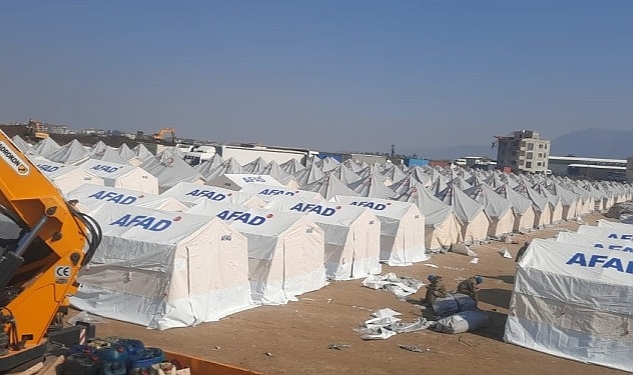 Hatay Defne'de çadır kent ve sahra hastanesi kurulumuna başlandı