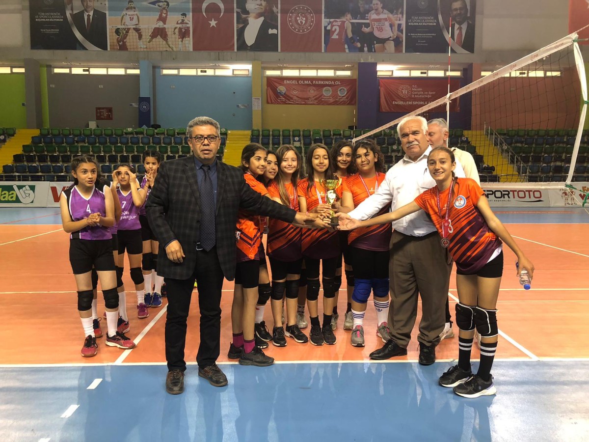 Şehit Şükrü Ünlü Ortaokulu Mersinde Küçük Kızlar Voleybol Turnuvasında İkinci Oldu