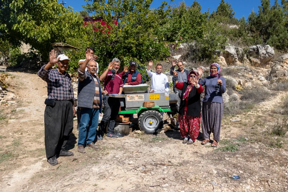 ÜZÜM SIKMA MAKİNESİ ÇALIŞIYOR, ÜRETİCİ KEYFİNE BAKIYOR