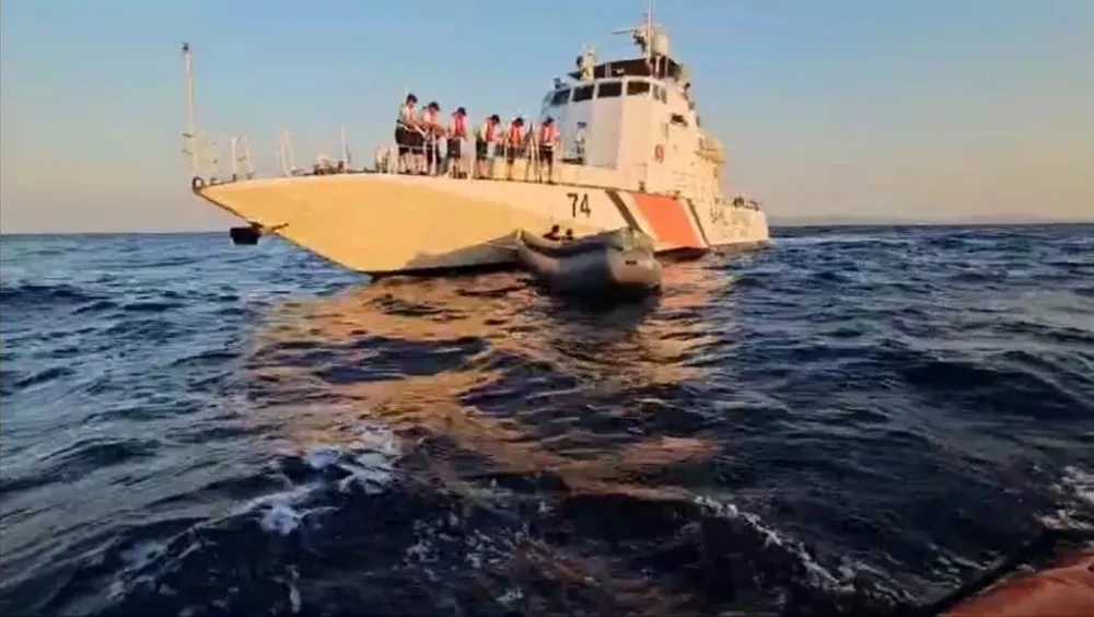 Sahil Güvenlik İzmir Açıklarında 17 Düzensiz Göçmen Yakaladı