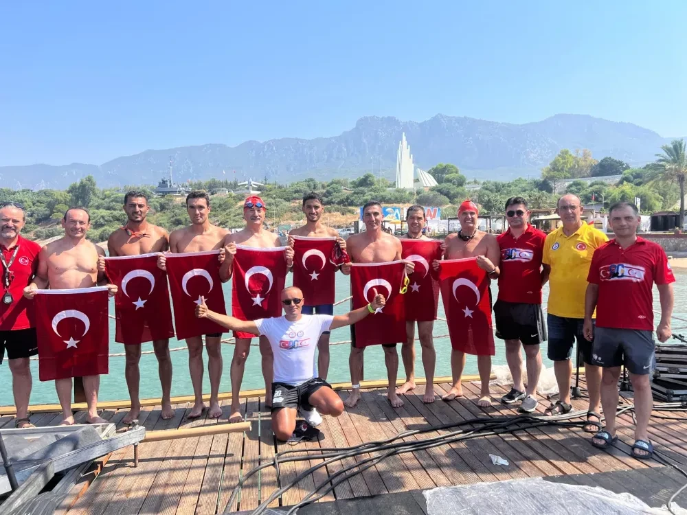 Yıldız Sporcular, Türk ve KKTC Bayrağını İki Cumhurbaşkanına Teslim Etti