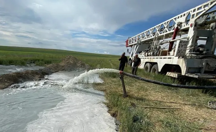 BALSÜT SONDAJ’DAN GÜLNAR’DA BİR İLK: KAYALI ZEMİNLERDE HAVALI SONDAJ DÖNEMİ BAŞLADI