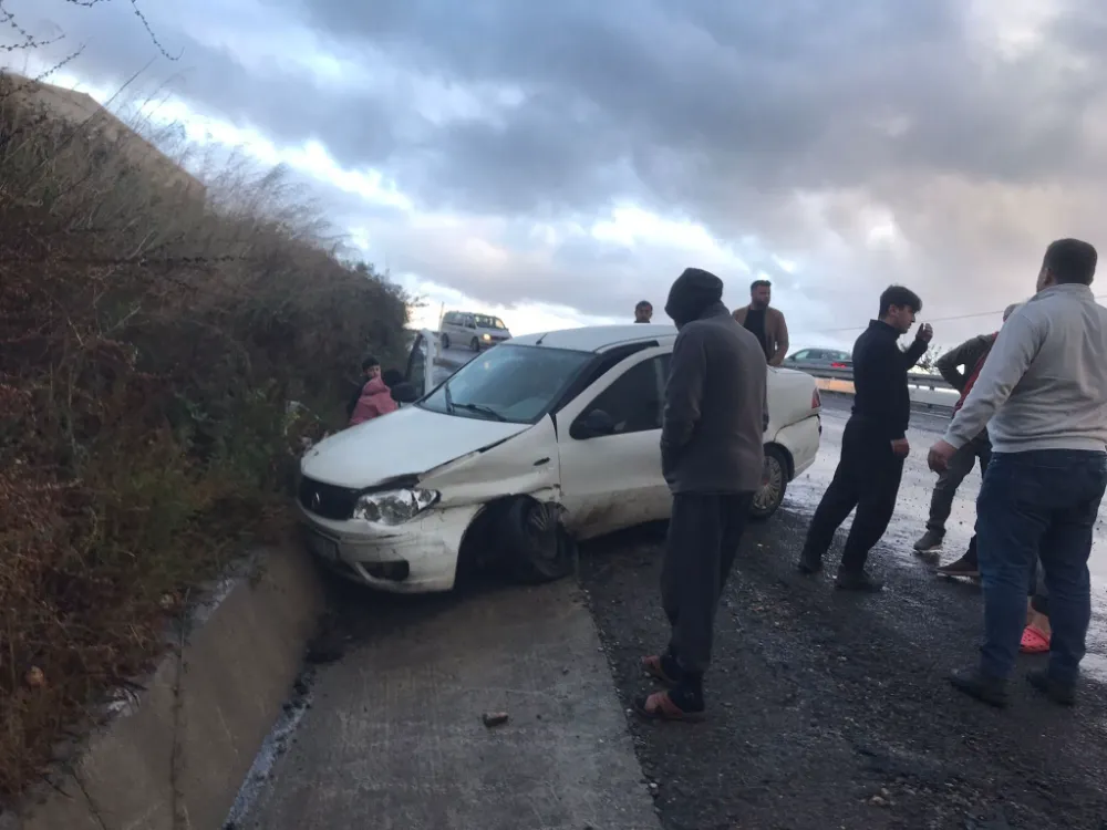 Sazlı Yokuş’ta Yağış Nedeniyle Kontrolden Çıkan Araç Kaza Yaptı