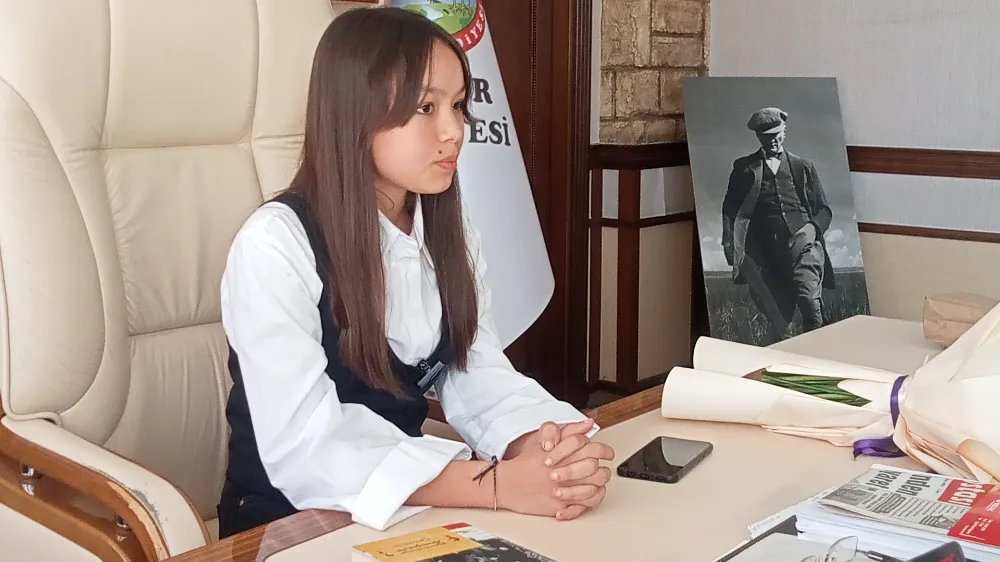 Deniz’den Belediye Başkanlığını Devralan Deniz Okullara Sahne İstedi 