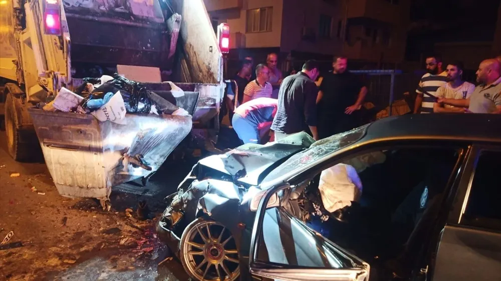 Otomobil, Çöp Kamyonuna Çarptı 1 İşçi Öldü, 4 Yaralı