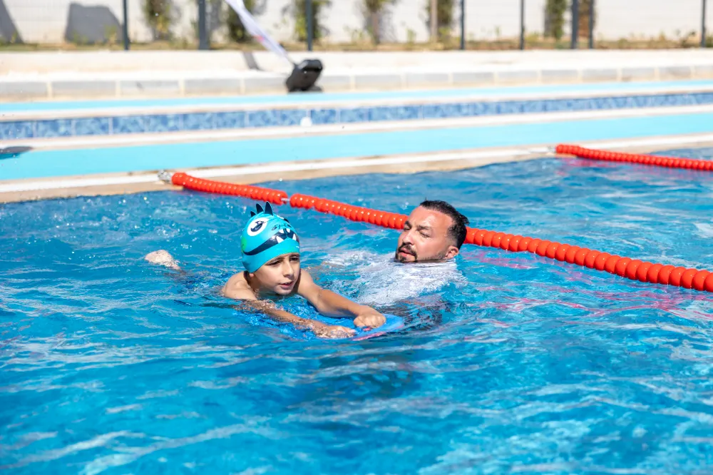 Mersin’de 7’den 70’e Herkes Eğlenerek Yüzme Öğreniyor