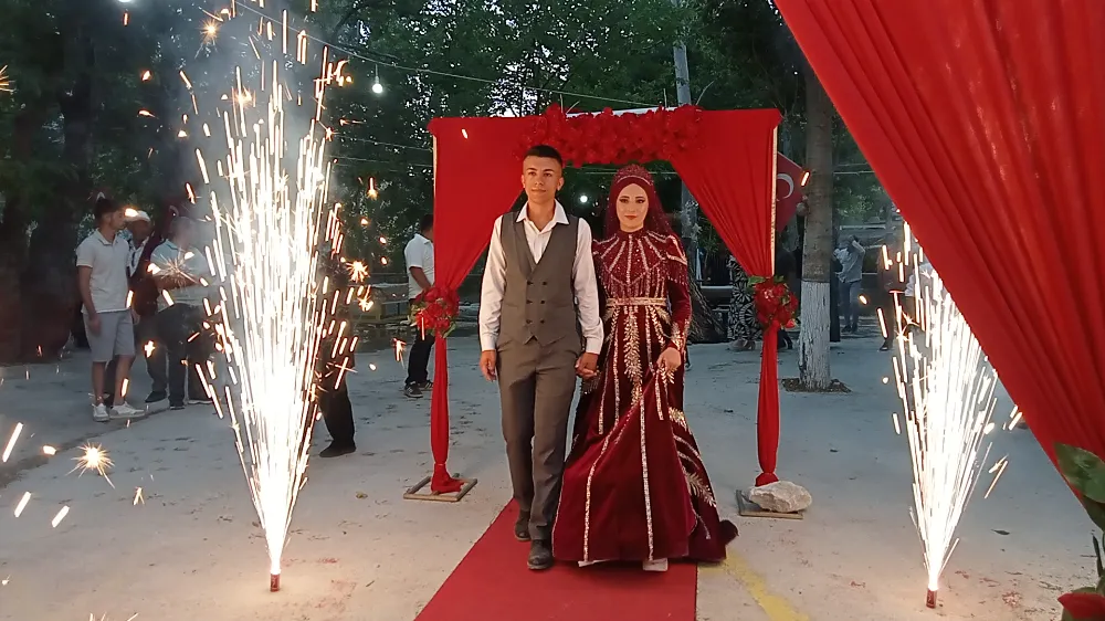 Dereköy ve Çarıklar, Özlem ile Halil’in Kınasında Tek Yürek Oldu