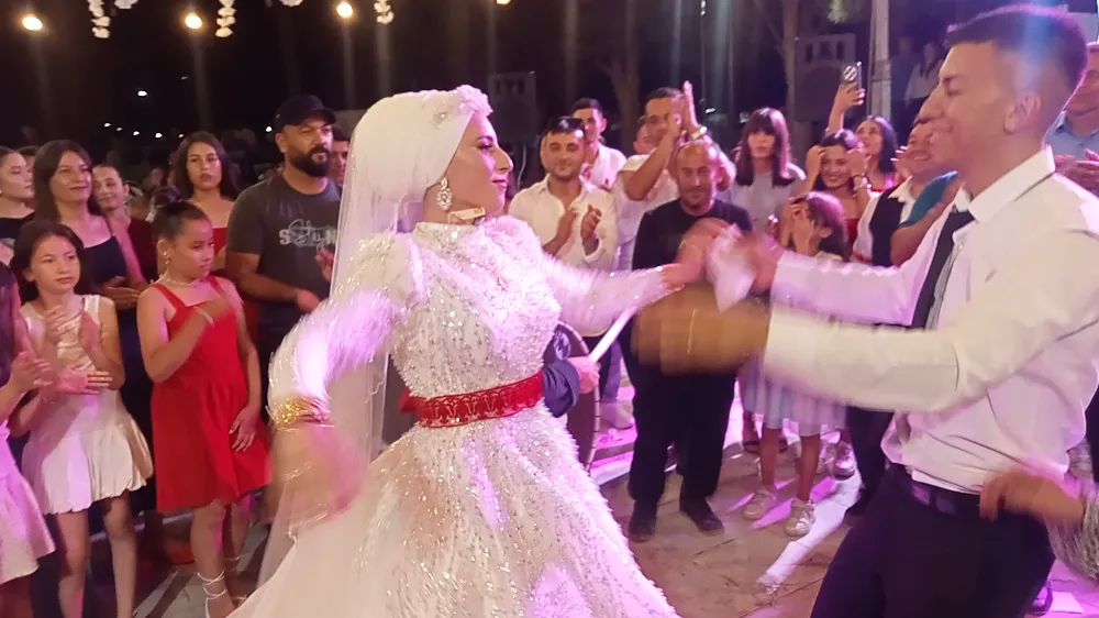 Özlem ve Halil’in Renkli Düğünü Bozyazı’da Şölene Dönüştü