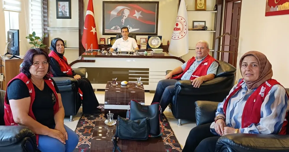 Kızılay Anamur Şube Başkanı Sakine Kuz ve Heyetinden Bozyazı Kaymakamı Topsakaloğlu ve Milli Eğitim Müdürü Karaltı