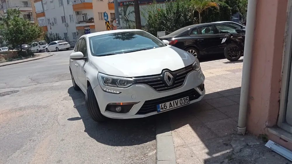 Kaldırımda Görme Engelli Klavuz Şeridinin Önünü Kapatan Otomobile 913 TL Ceza 