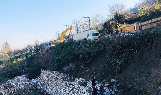 Gölcük Selimiye ve İhsaniye yolunda genişletme ve taş duvar yapılıyor