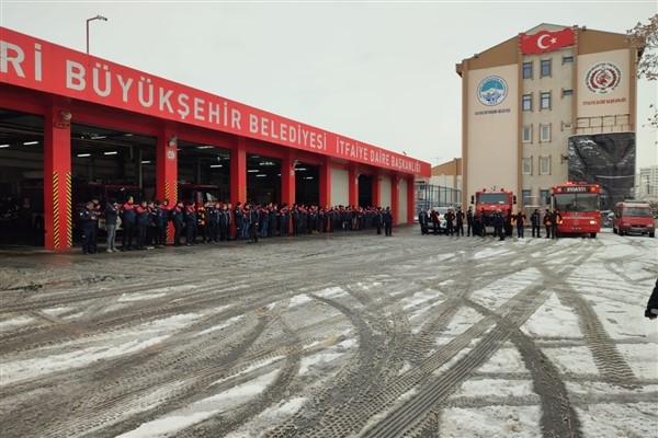 Başkan Büyükkılıç: ″25 araç ve 34 personel, deprem bölgesine yola çıktı″