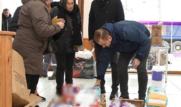Foça'da Deprem Bölgesi İçin Yardımlar Toplandı