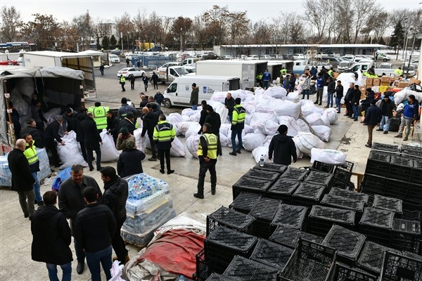 Ankara Büyükşehir Belediyesi 2000’e yakın personeli ile deprem bölgesinde