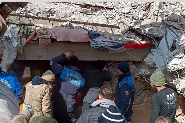 Akdeniz Belediyesi 43 personel ve 11 iş makinası ile deprem bölgesinde 