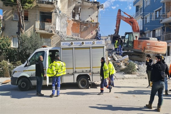 Deprem bölgesindeki su sorunu için İzmir Büyükşehir Belediyesi ekipleri devrede