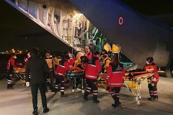 İBB, deprem bölgesindeki yardım faaliyetlerine devam ediyor