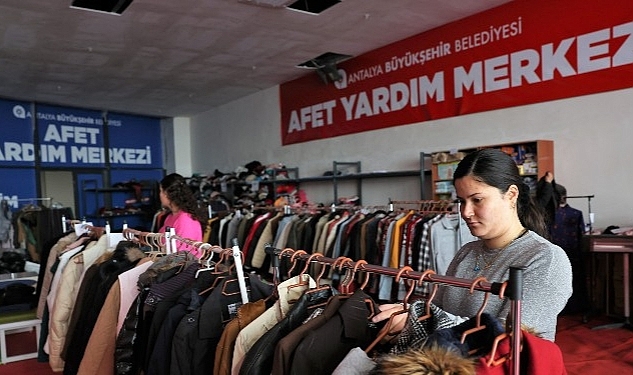 Antalya Büyükşehir Belediyesi Depremzedeler İçin Doğu Garajı Giyim Bankası Açtı