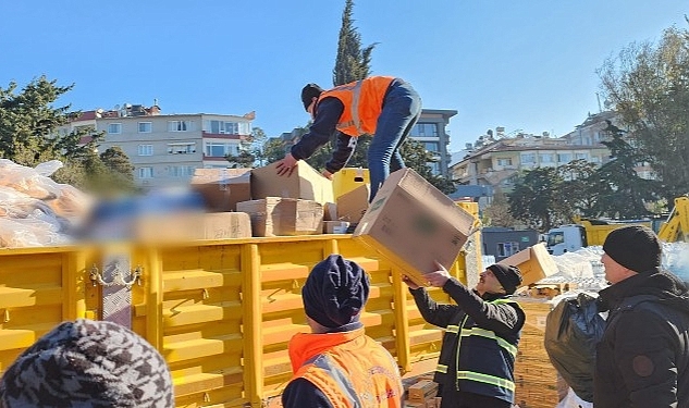 Gölcük'ten Deprem Bölgelerine 41 Tır Yardım Malzemesi