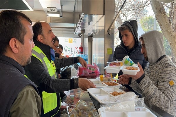 Başkan Altay, mobil mutfak tırı ve ekmek fırınında yemek dağıtımı yaptı