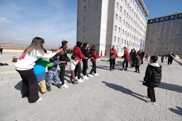 Yardım kampanyasıyla depremzede çocuklara psikososyal destek veriyorlar