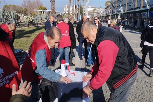 SCP İzmir İl Başkanlığı, emekli maaşlarına dikkat çekmek için imza topladı