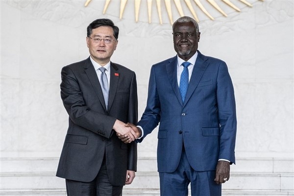 Çin Dışişleri Bakanı Qin, Afrika Birliği Komisyonu Başkanı Mahamat